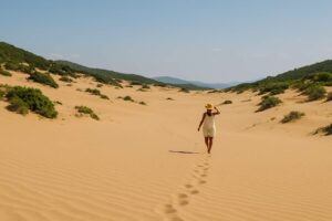 Ragazza che cammina nel deserto sardo. Piscinas, sulla Costa Verde