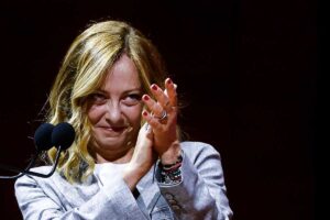 Giorgia Meloni sorride ed applaude compiaciuta