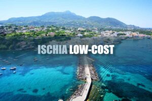 Sfondo Ischia e scritta "ischia low-cost" in sovraimpressione