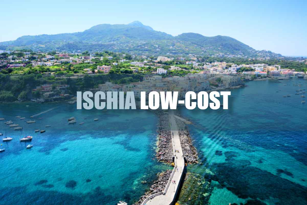 Sfondo Ischia e scritta "ischia low-cost" in sovraimpressione
