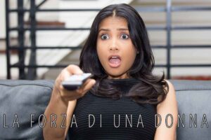 ragazza con telecomando e scritta