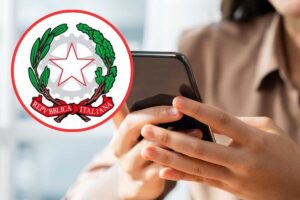 Persona con cellulare, logo Ministero Salute