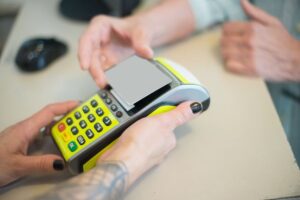 Cliente che paga con il POS