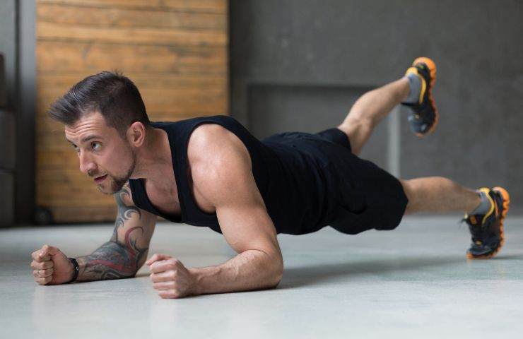 Uomo fa un plank