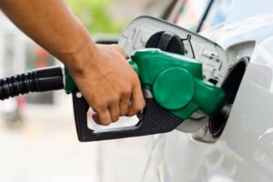 uomo che mette benzina in auto