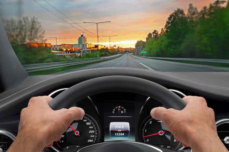 mani alla guida del volante 
