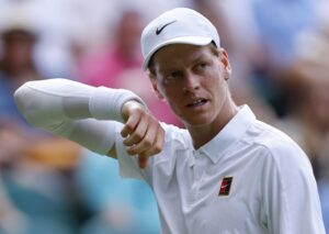 Jannik Sinner si asciuga il volto
