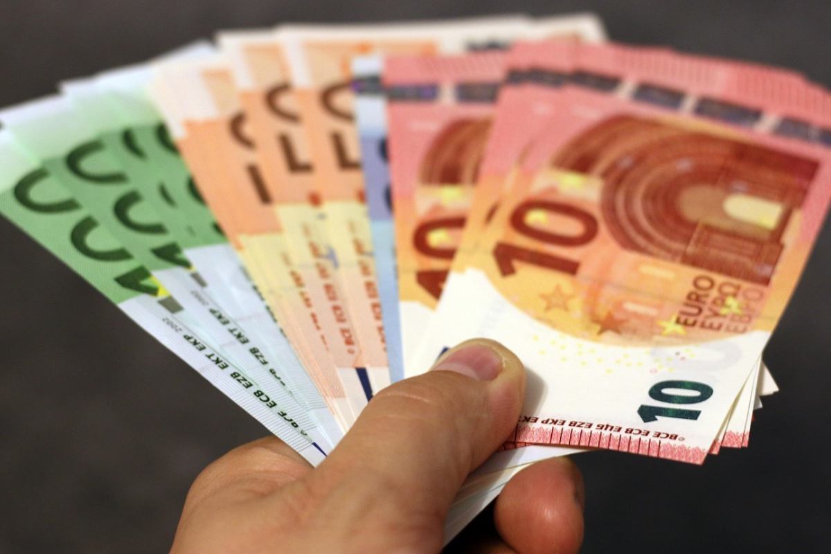 Uomo che tende del denaro