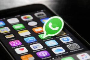 schermata WhatsApp su telefono