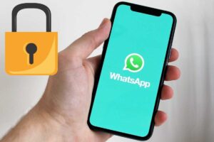 Mano con cellulare, lucchetto