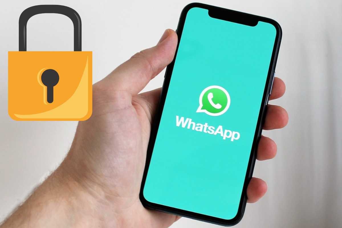 Mano con cellulare, lucchetto