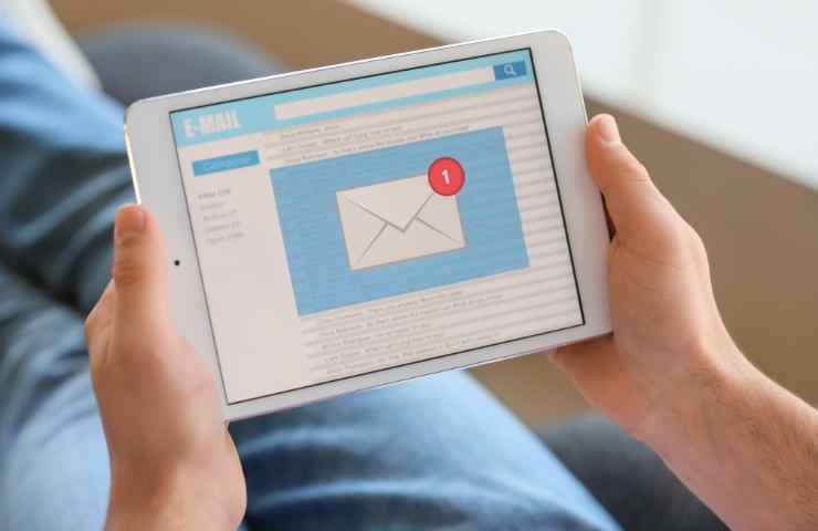 donna con tablet in mano