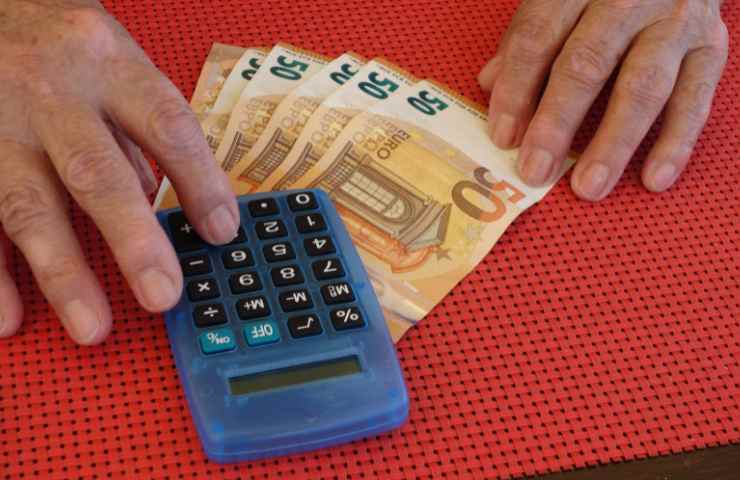 mani uomo anziano, calcolatrice banconote euro