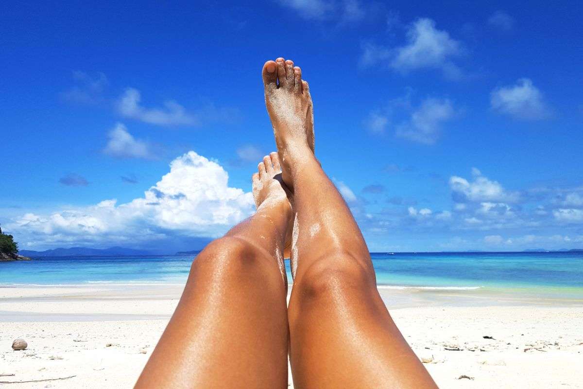 gambe abbronzate all'aria al mare