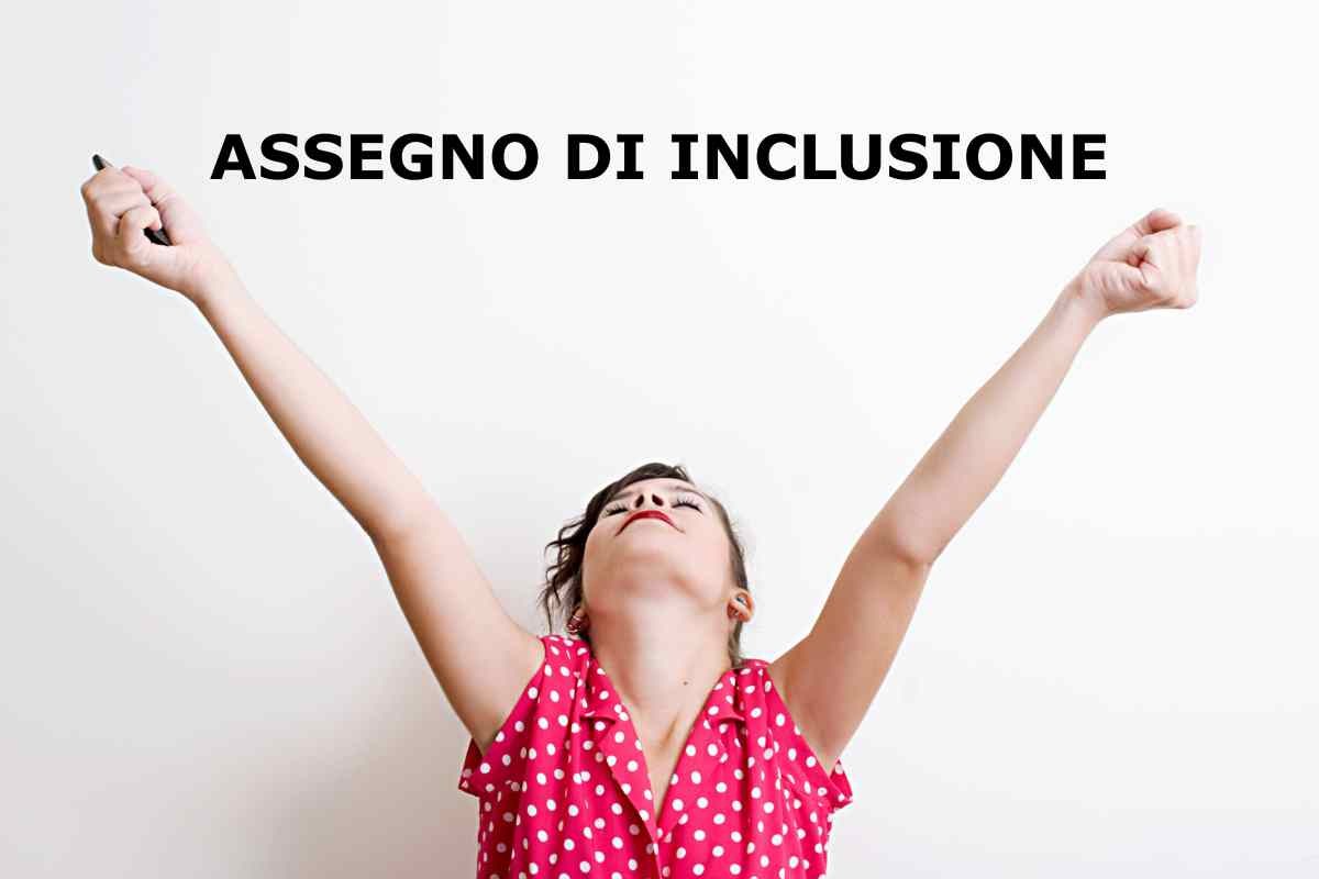 ragazza esulta, scritta assegno di inclusione