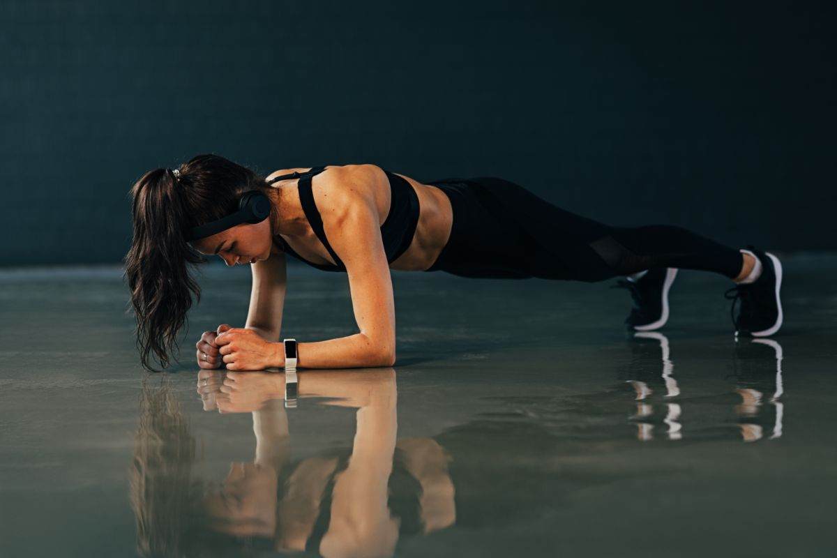 donna in posizione plank