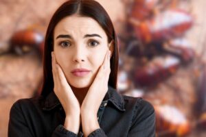 blatte sullo sfondo e donna pensierosa