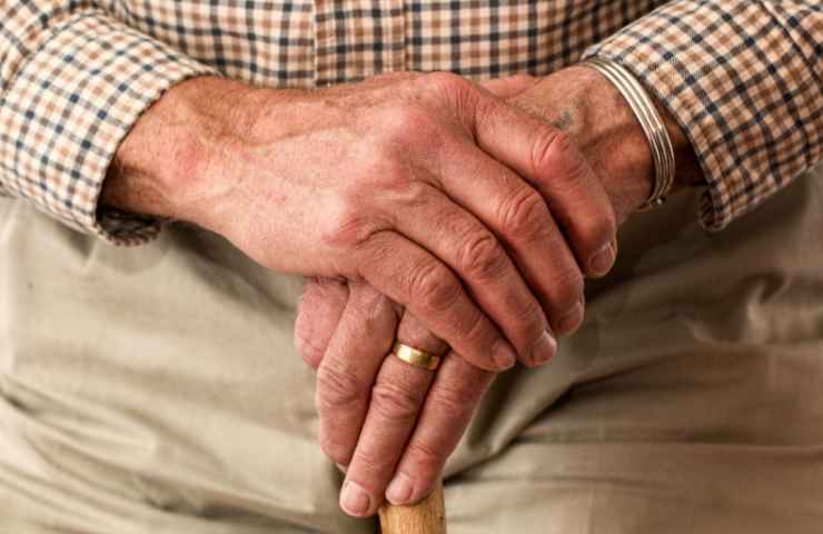 mani incrociate di una persona anziana