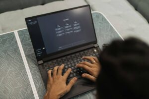 donna che usa pc con chat gpt