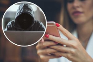 Donna con cellulare, persona al pc