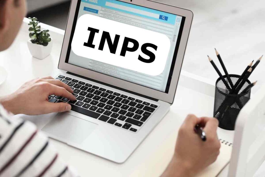 uomo al pc, inps sullo schermo
