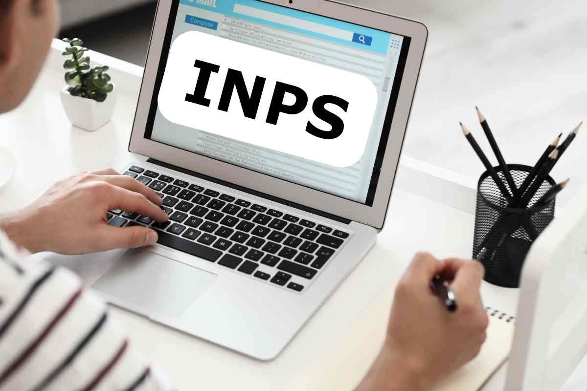 uomo al pc, inps sullo schermo
