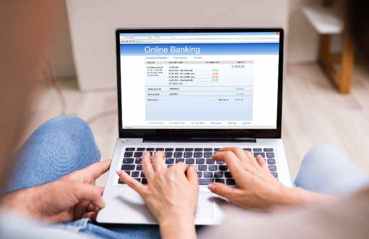 coppia davanti pc con homebanking