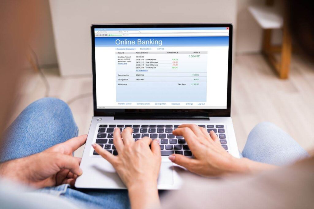 coppia che controlla conto bancario online