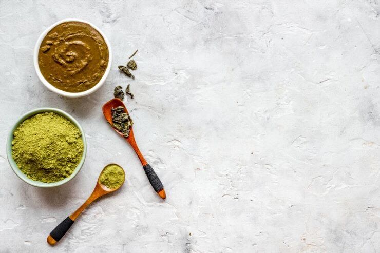 Ciotole con polvere verde e con crema verde scuro