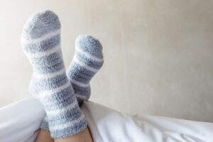 piedi con calzini grigi e bianchi
