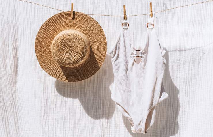 costume mare donna e cappello paglia appesi