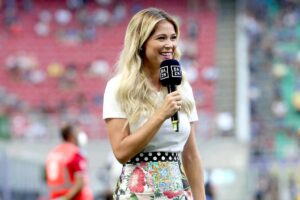 Diletta Leotta parla ad un microfono Dazn in mezzo al campo