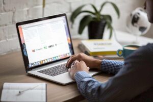 mail su schermo, mentre si scrive su pc