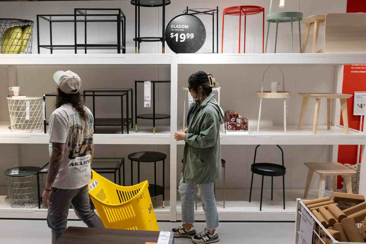 clienti in uno store di Ikea