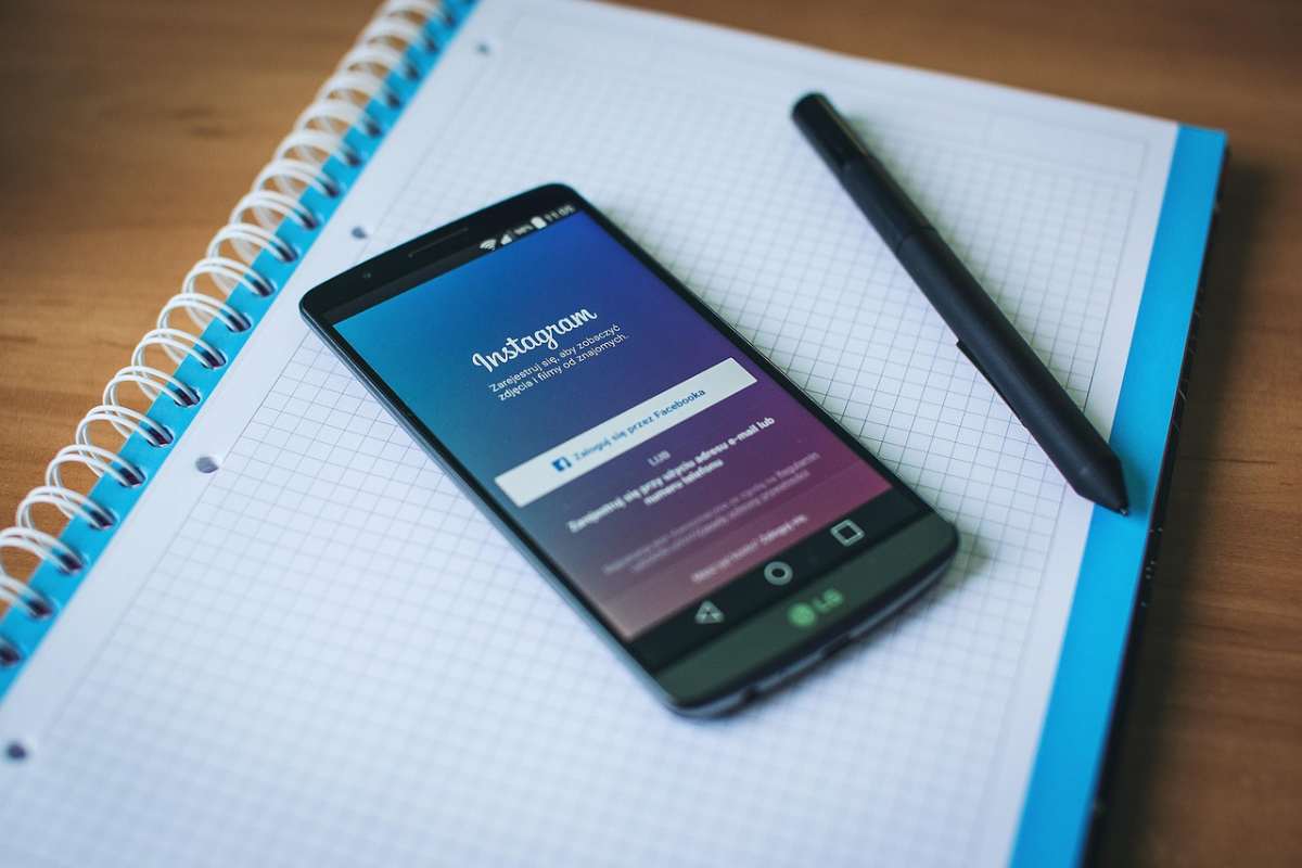 un quaderno una penna e uno smartphone
