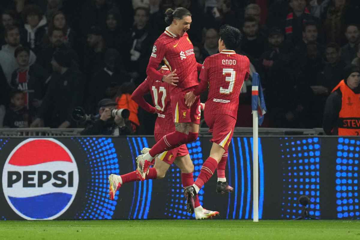Darwin Nunez esulta con i compagni del Liverpool