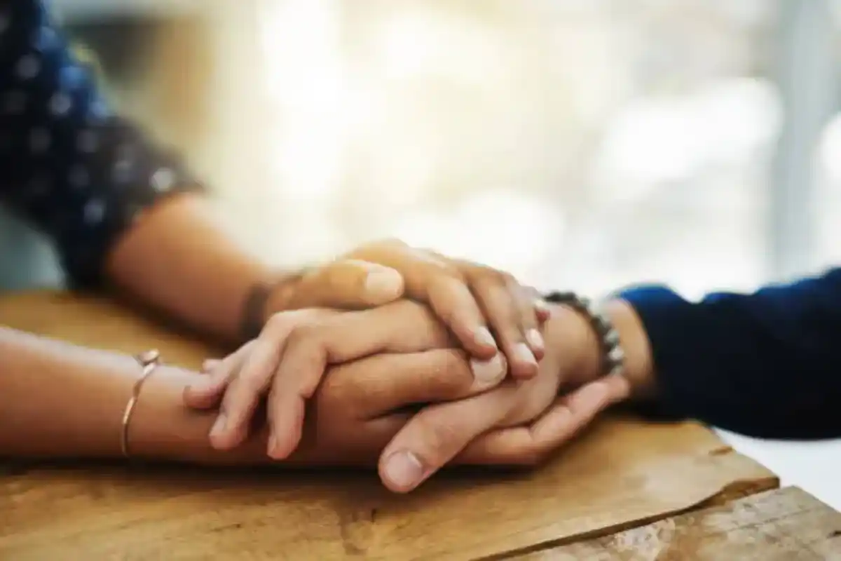 mano nella mano tra due persone