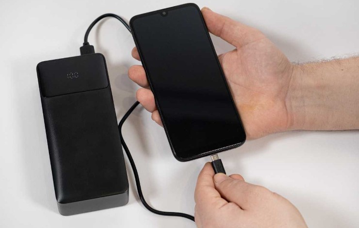 uomo che usa power bank
