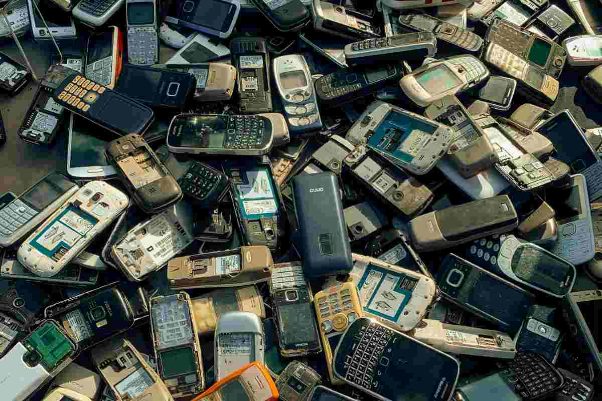 Telefonini rotti in una discarica
