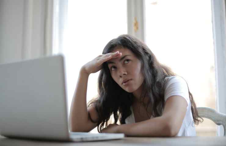 donna seccata davanti al pc