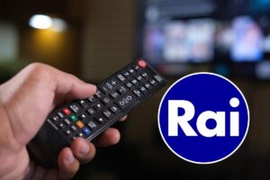 telecomando in mano e logo rai