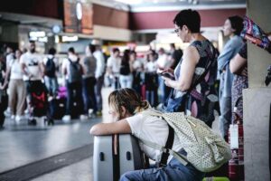 persone in attesa del treno in stazione