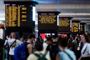 stazione con tanta gente