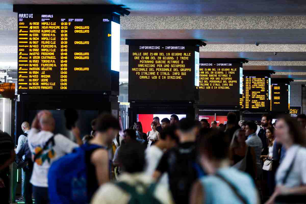 stazione con tanta gente