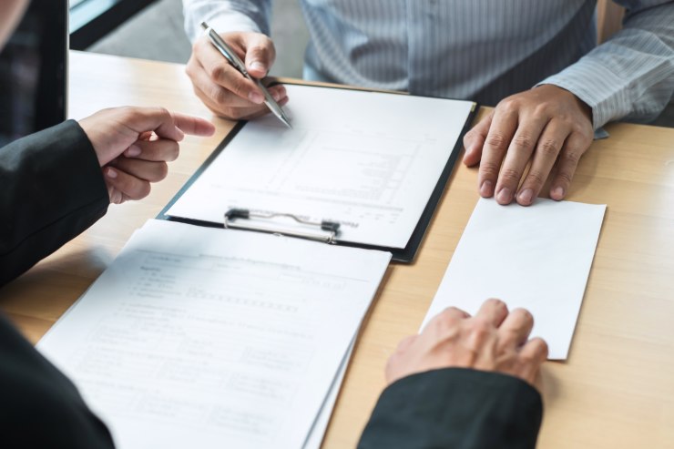 Dipendente e datore di lavoro che mostra i dati sulle cifre dello stipendio