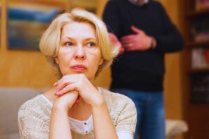 signora anziana triste