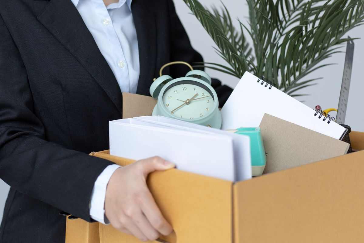 uomo che lascia ufficio con pacchi
