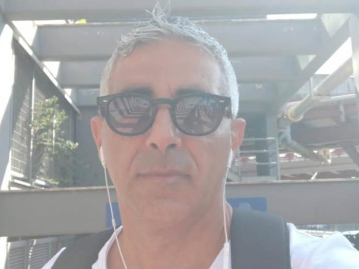 uomo con gli occhiali da sole