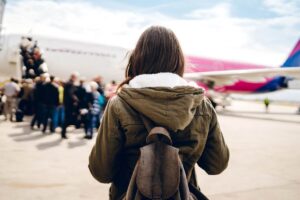 ragazza all'imbarco di un aereo
