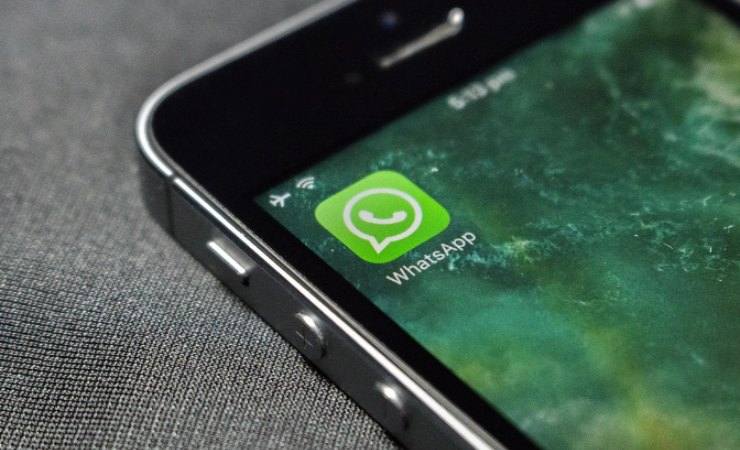 icona whatsapp su smartphone
